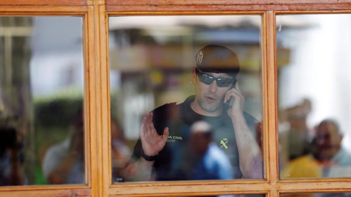 Un guardia civil, durante el registro al Ayuntamiento de Torrejón de Ardoz (Madrid).