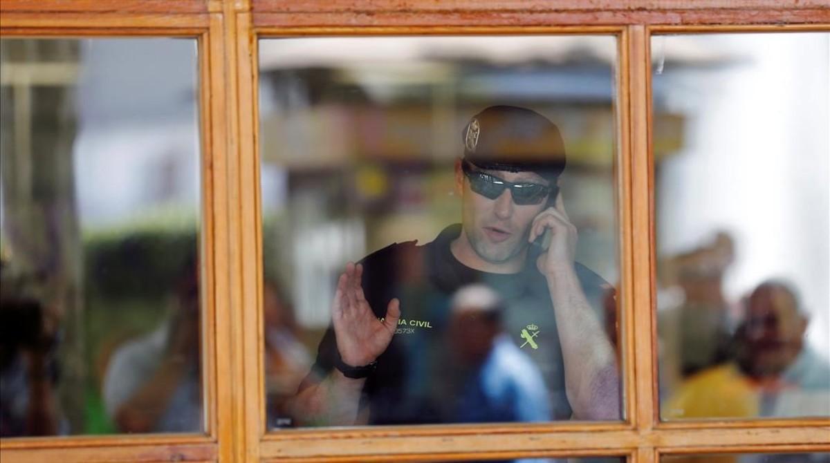 jrico34580698 a civil guard gestures during a raid as part of a corruption160705131249