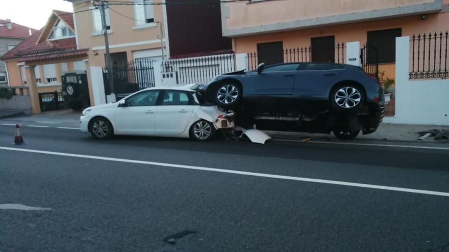 Un coche se empotra contra la luna trasera de otro vehículo estacionado en Tirán