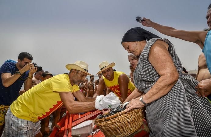 20/08/2017 MELENARA, TELDE.  Varada del Pescado en Melenara. Un grupo de señoras ataviadas de pescadoras representaron la venta tradicional del pescado por la playa de Melenara. FOTO: J. PÉREZ CURBELO