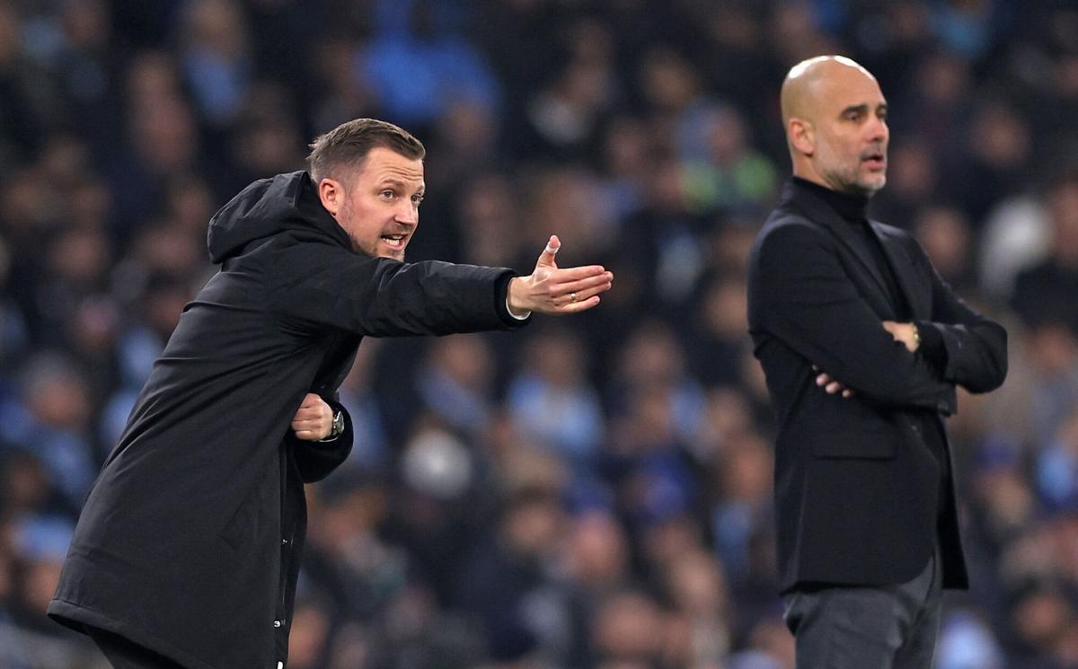 Manchester (United Kingdom), 06/03/2024.- Copenhagen head coach Jacob Neestrup (L) gestures next to Manchester City manager Pep Guardiola (R) during the UEFA Champions League Round of 16, 2nd leg soccer match Manchester City vs FC Copenhagen, in Manchester, Britain, 06 March 2024. (Liga de Campeones, Reino Unido, Copenhague) EFE/EPA/ADAM VAUGHAN