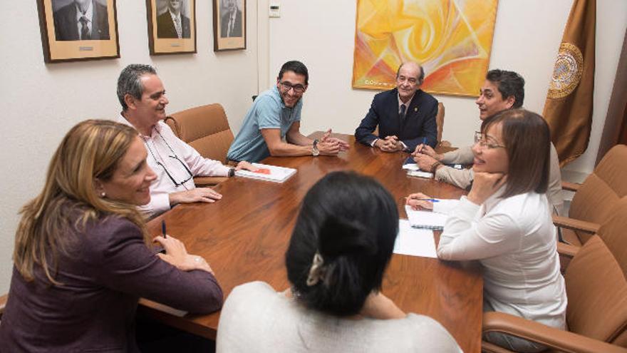 Ángel Tristán con los miembros de Alumni.