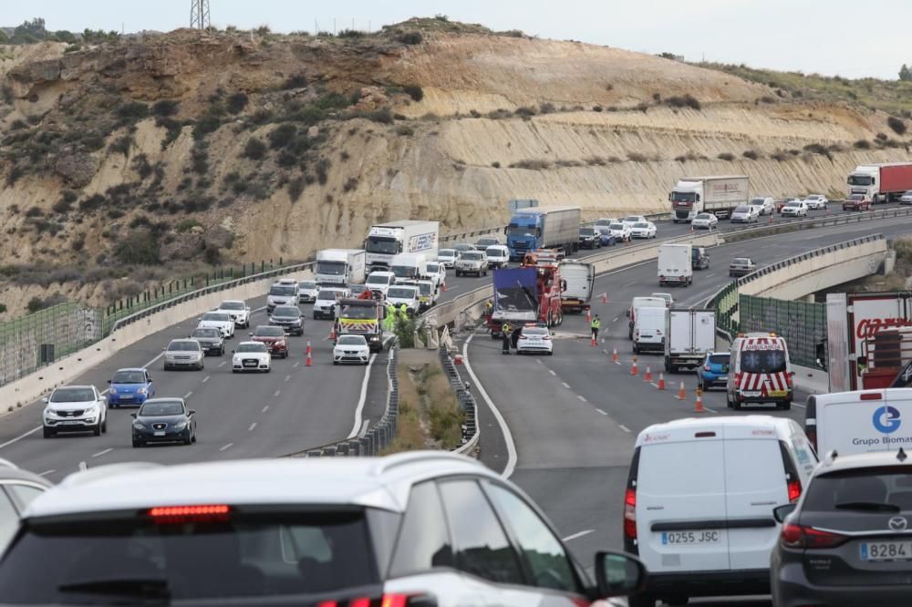 Un aparatoso accidente sin heridos en la A7 en Elche causa grandes atascos