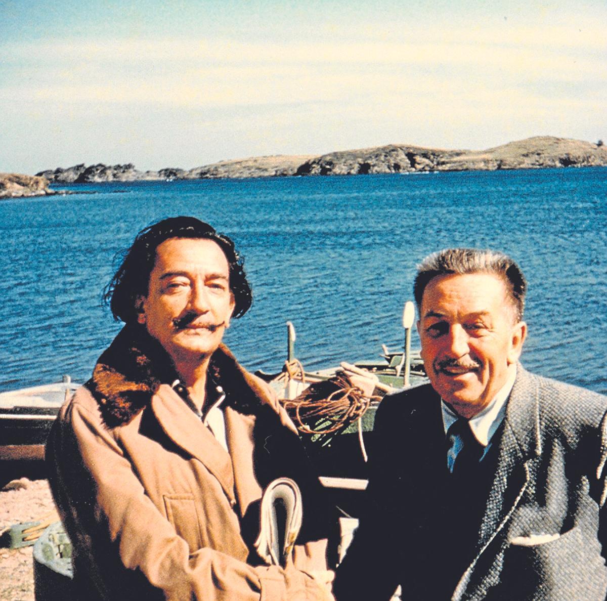 Salvador Dalí i Walt Disney amb l’illa de Portlligat al fons.