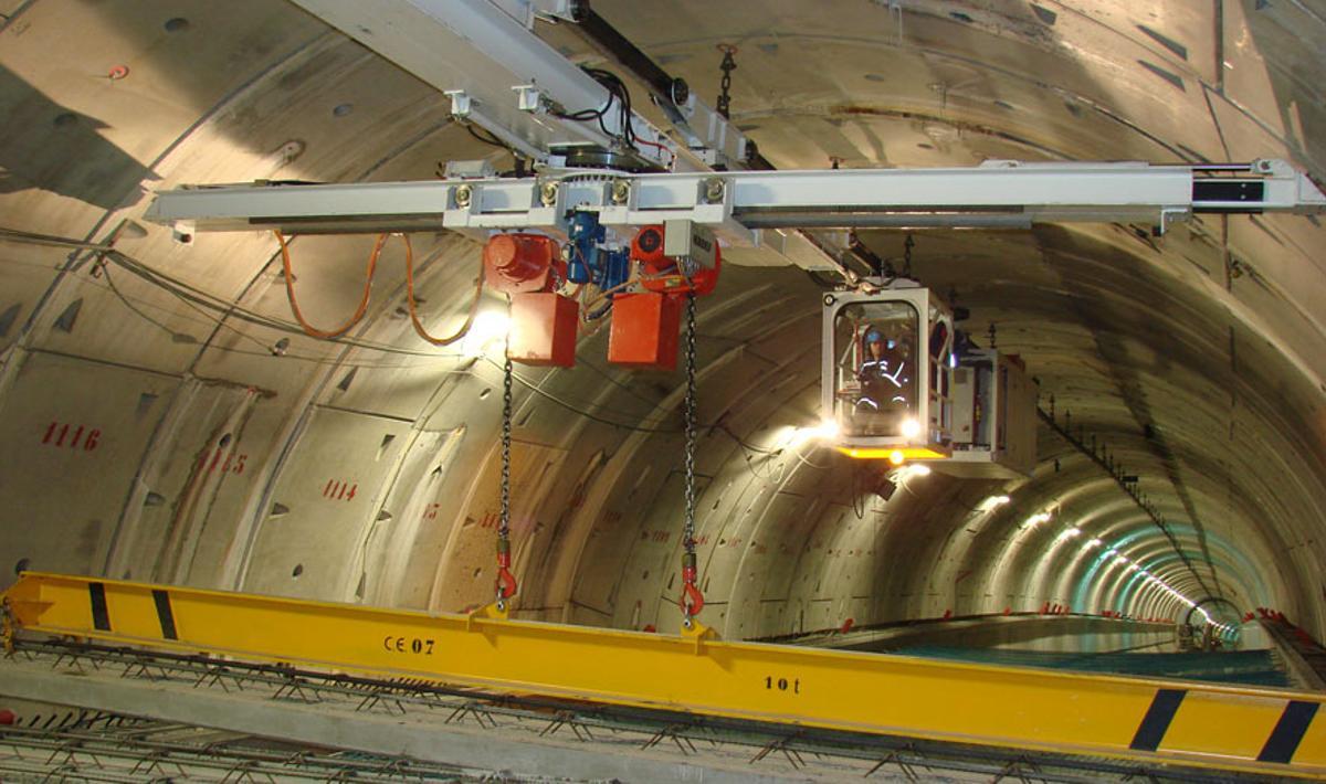 obras de construcción de la L9, con un operario trabajando desde un monorraíl aéreo