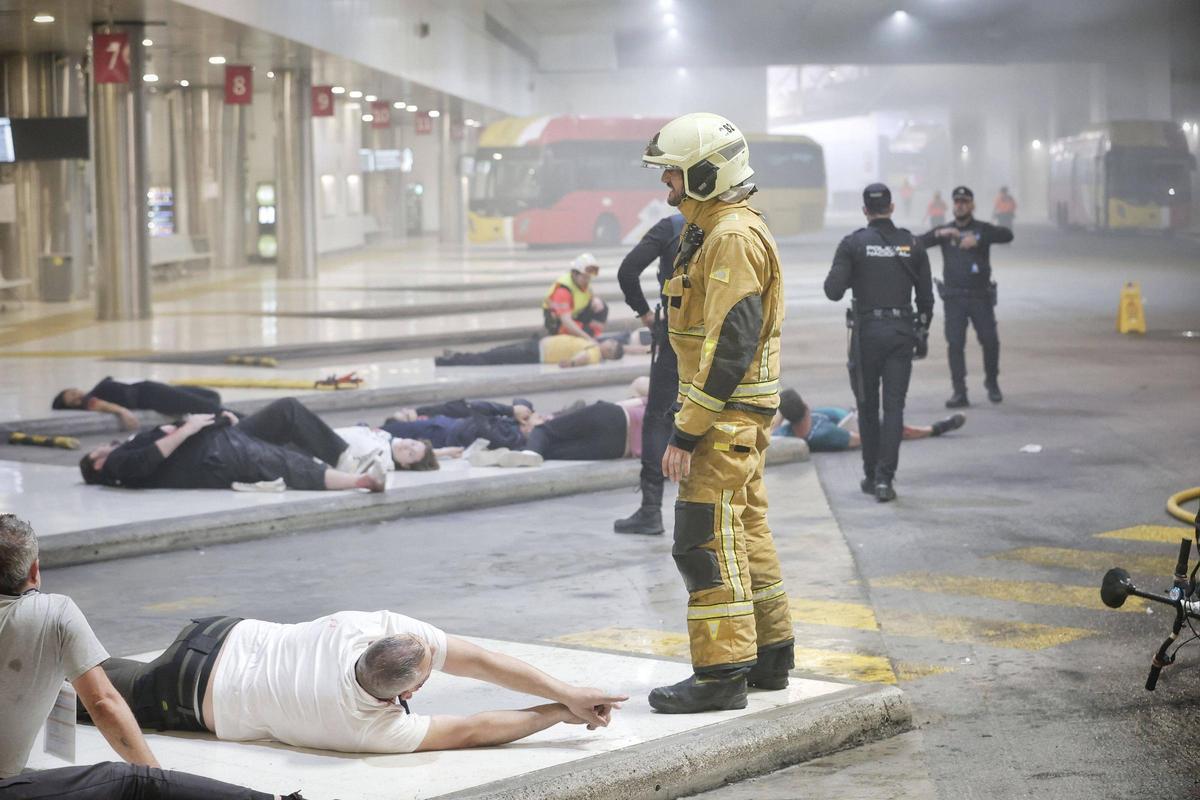 La estación intermodal de Palma ha sido escenario de un gran simulacro de emergencias este domingo