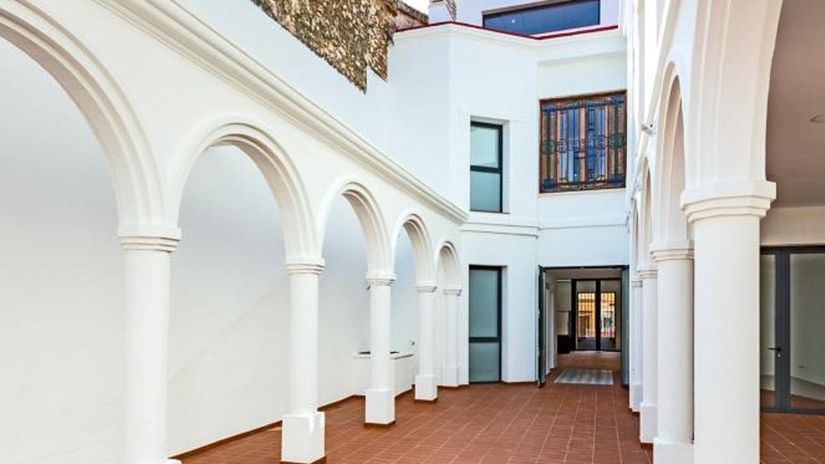 El patio es uno de los espacios más singulares. Los arcos evocan un claustro