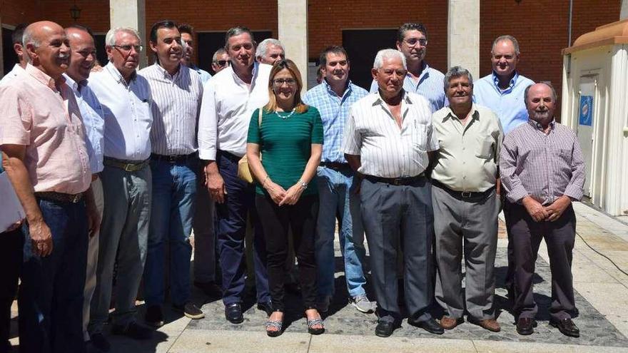 Alcaldes alistanos con Fernando Martínez Maíllo y Mayte Martín Pozo, ayer en Alcañices.