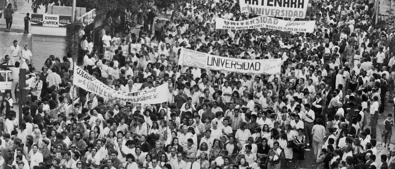 Multitudinaria manifestación para reclamar la Universidad en Las Palmas de Gran Canaria, celebrada en 1988. Quesada