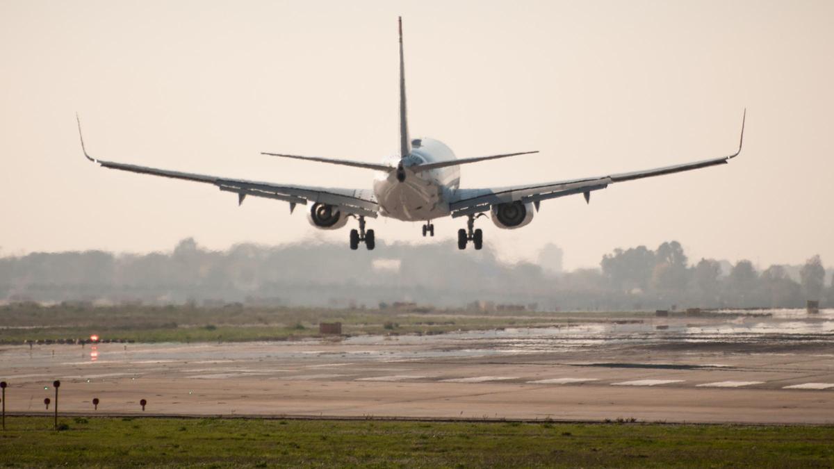 Un avión aterriza en el aeropuerto de El Prat de Barcelona.