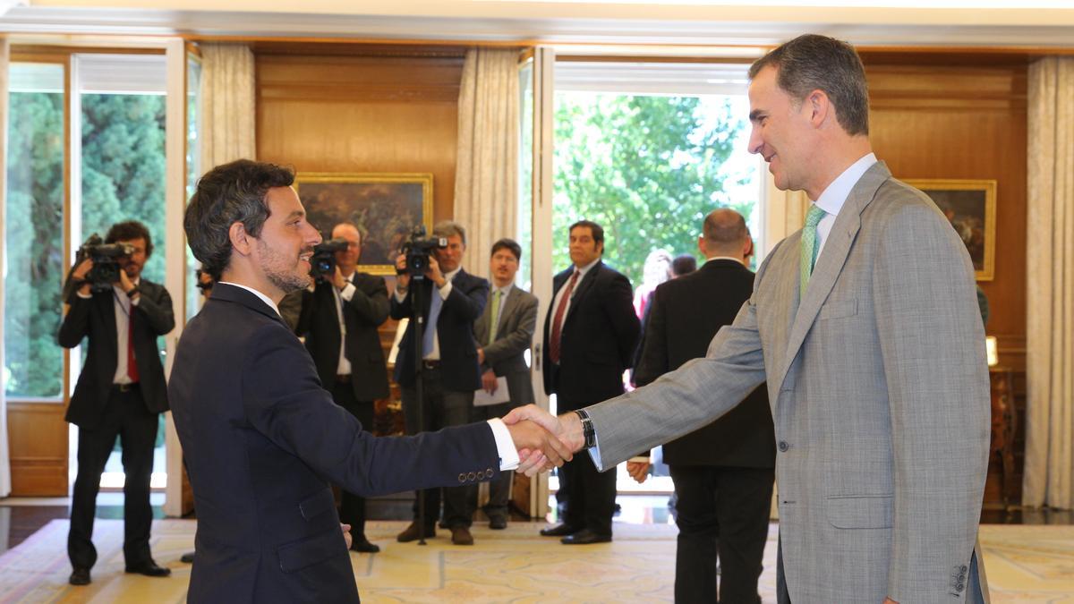 Jano en una recepción con el rey Felipe VI en la Zarzuela.