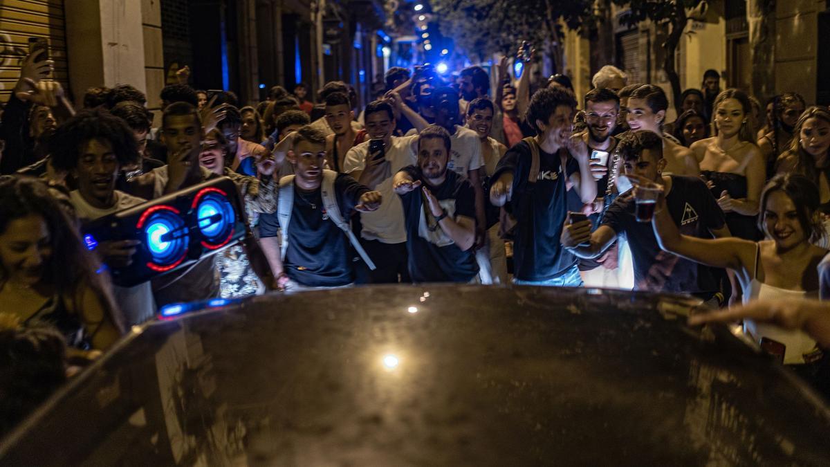 Ambiente en las calles de Gràcia la primera noche sin toque de queda.