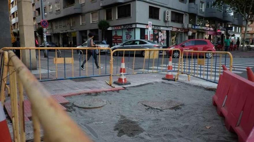 Uno de los tramos en obras en la esquina de Cardenal Cisneros con Santa Teresa.