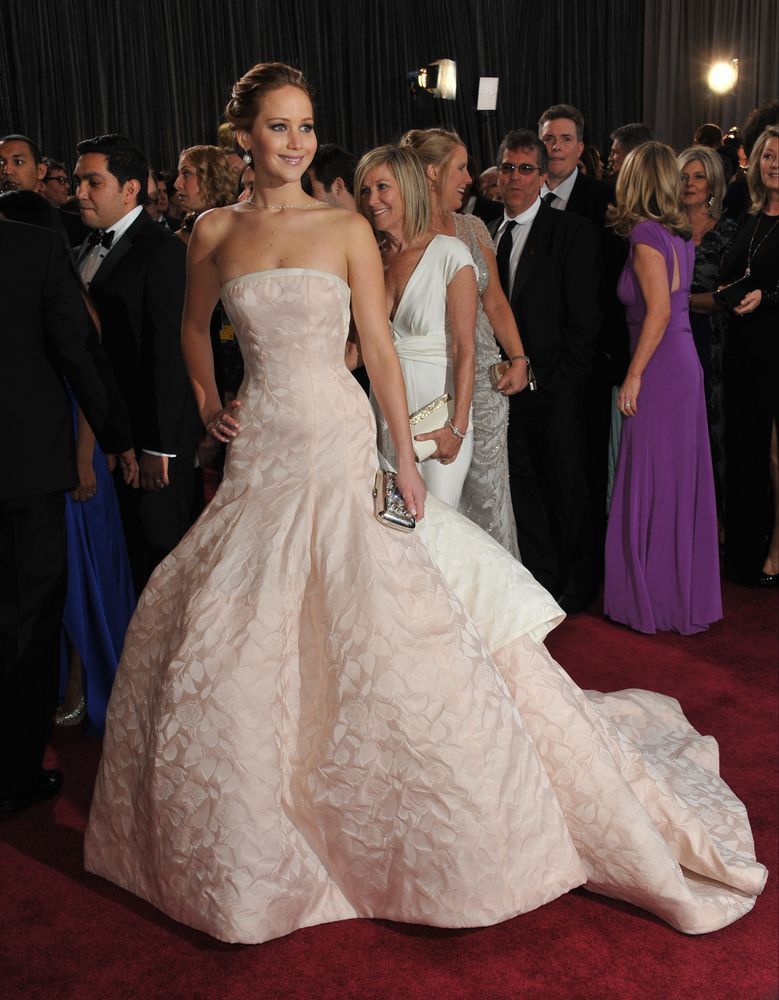 Jennifer Lawrence posa en los Oscars de 2013 con su vestido de Dior. ShutterStock