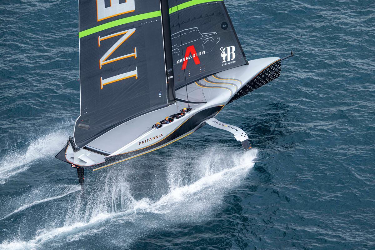 El 'Britannia' compite en la primera jornada de la final de la Copa América contra Emirates Team New Zealand.