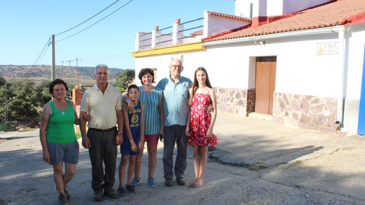 Foto de familia de los habitantes de Peroamigo