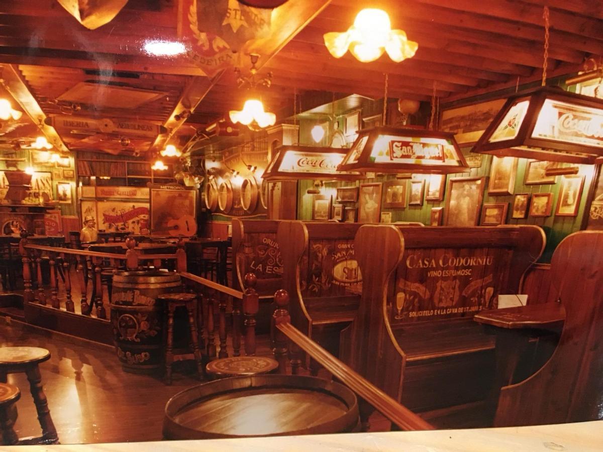 Interior de la antigua cafetería Zum Zum.