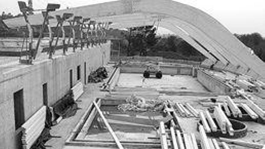 Piscina municipal de Cangas, cuyas obras están paradas.  / marcos canosa