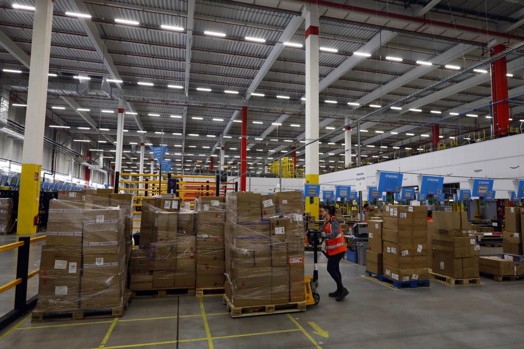 EN IMÁGENES | Así se trabaja en el gran centro de mercancías de Amazon en Zaragoza a las puertas del Black Friday