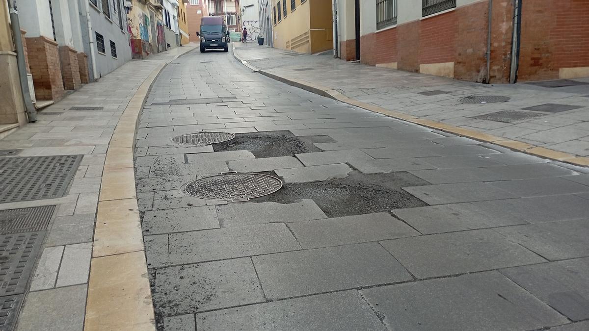 Vista de los baches de la calle Dos Aceras, que serán reparados.