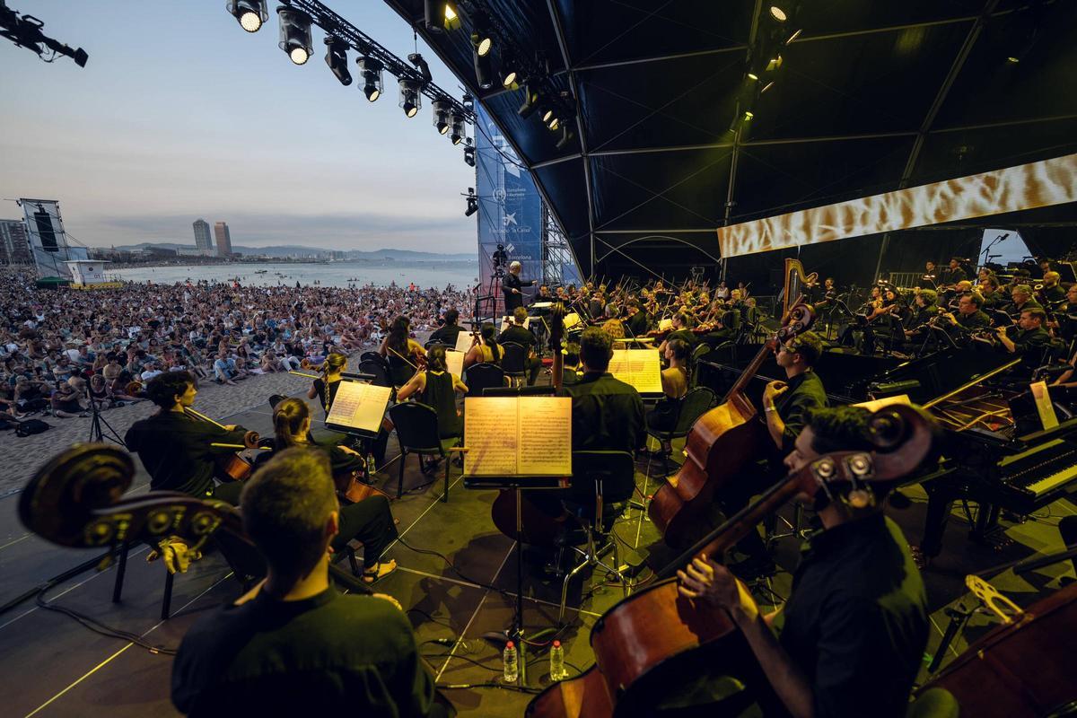 Gran Gala de Ópera de Clàssica a la Platja desde la playa de Sant Sebastià durante el concierto gratuito del Gran Teatre del Liceu