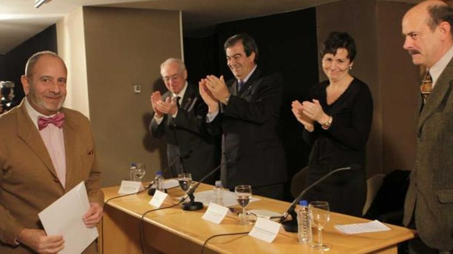 De izquierda a derecha, Vallaure, Cascos, Moriyón y Alvargonzález, ayer, aplaudiendo a Cueto-Felgueroso después de recoger éste el premio.