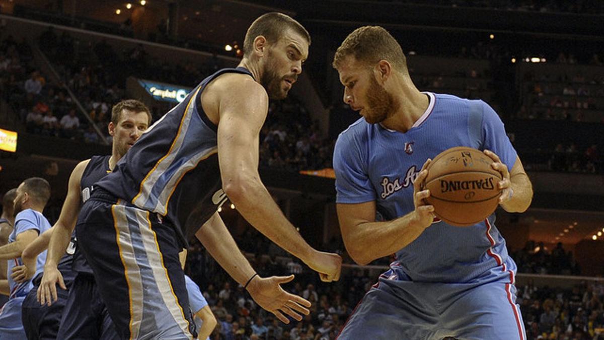 Marc Gasol trata de arrebatar el balón a Blake Griffin, en un momento del encuentro entre los Grizzlies y Los Ángeles Clippers