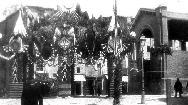 Construcció del pavelló del mercat municipal de les Mandongueres, l’any 1908; com que se celebrava el centenari de la batalla del Bruc van engalanar la plaça Infants on es trobava