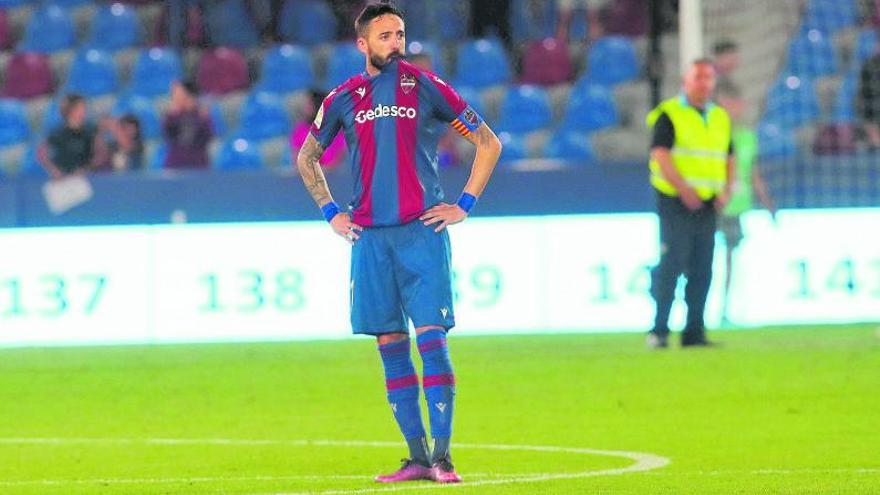 José Luis Morales, desolado tras acabar uno de sus últimos partidos con el Levante UD. | ADASDASDASDASDASDASDS