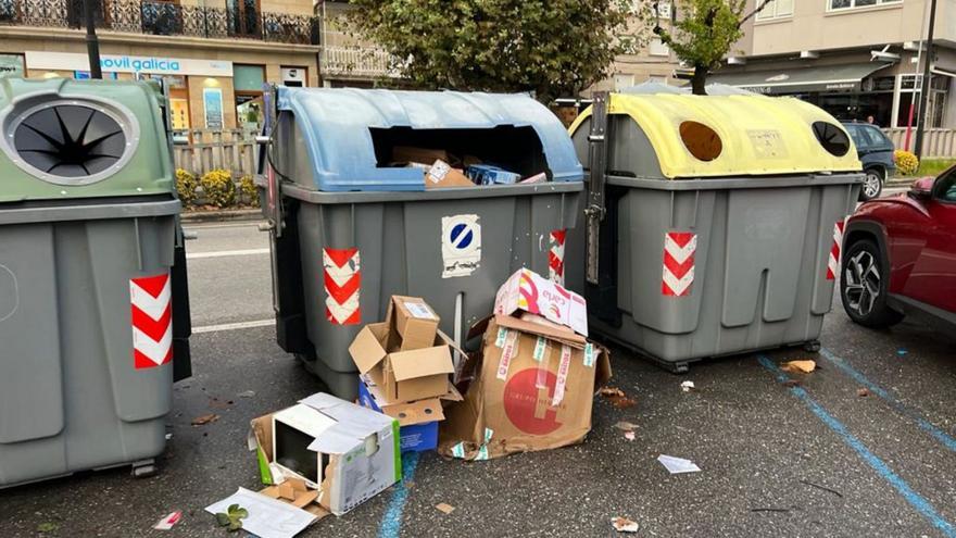 Contenedores de basura en Cangas. |   // SANTOS ÁLVAREZ