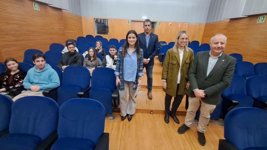 Por la derecha, Ángel Martín, Lucia Castillo, Roberto Andrés Martínez y Carmen Díaz, estos tres últimos de Acciona, ayer, junto a varios alumnos. | D. M.