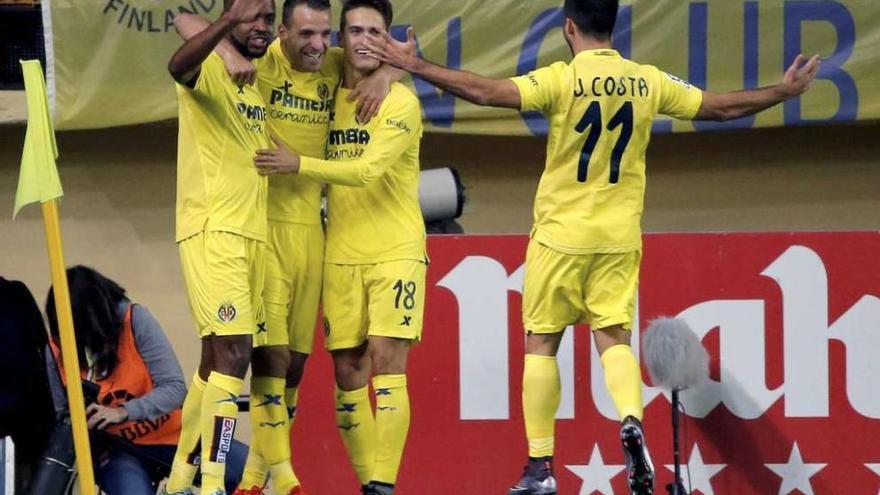 Soldado, segundo por la izquierda, recibe la felicitación de Bakambú, Denis Suárez y Jaume Costa tras marcar el gol del triunfo. // Efe