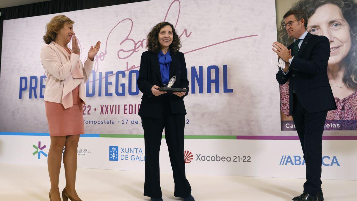 La directora de LA OPINIÓN A CORUÑA posa con el premio de periodismo Diego Bernal, junto a María Méndez y Alberto Núñez Feijóo. Lavandeira jr