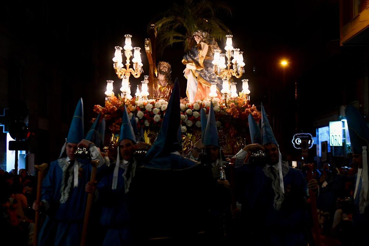 Flores blancas pisa el Mesías junto la Verónica en el camino del Calvario, este Viernes de Dolores en Murcia.