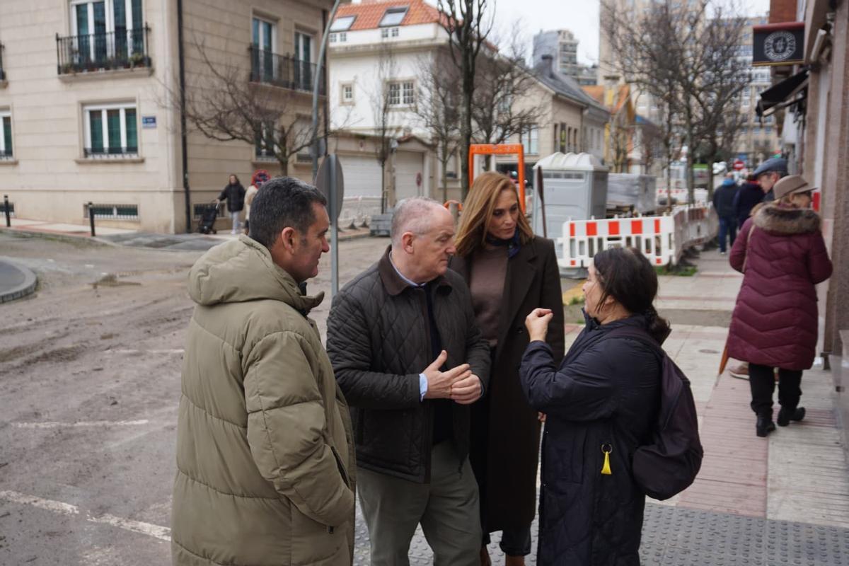 Concejales del PP conversan con una vecina en la avenida de Os Mallos sobre las obras.