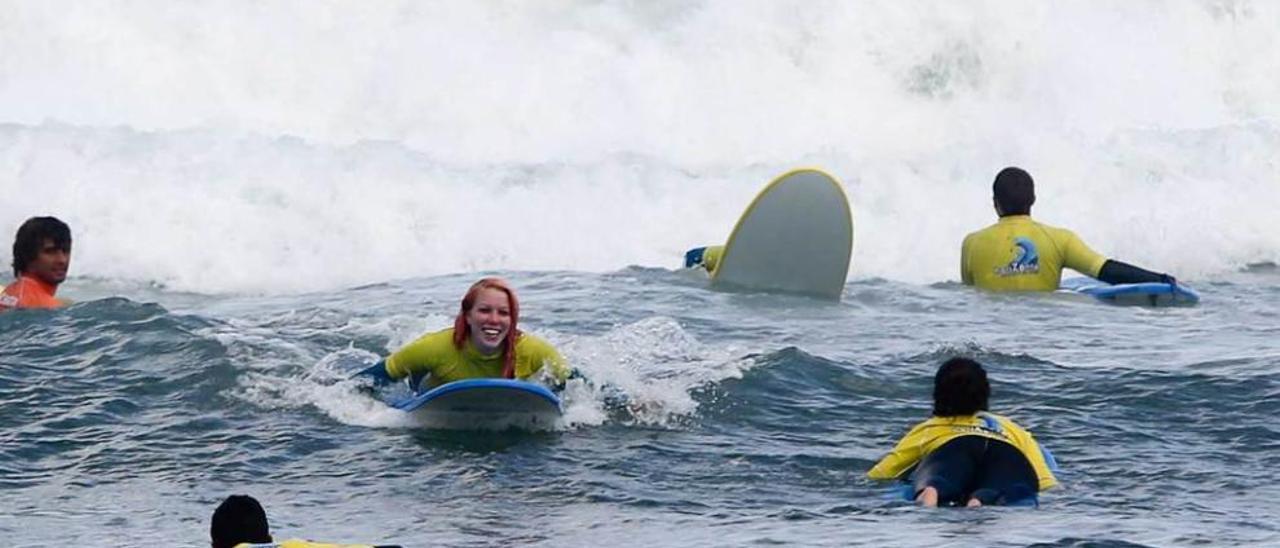 Un grupo de alumnos, durante una clase de surf. ricardo solis