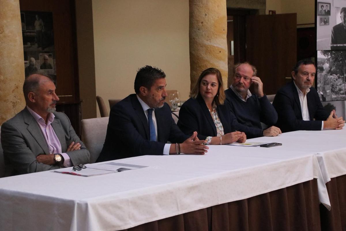 Autoridades durante la nauguración del acto.