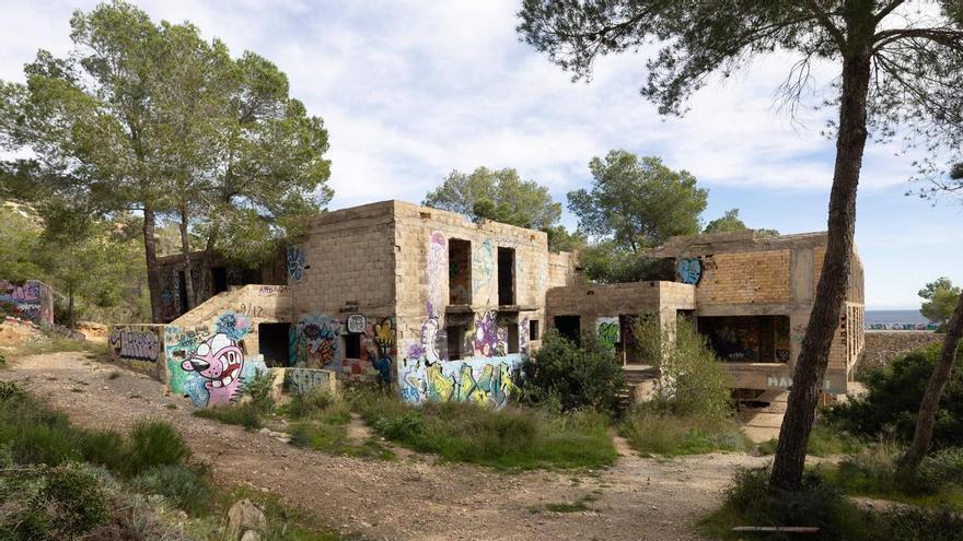 Cómo se derruirá el mamotreto de una cala virgen de Ibiza: repoblación vegetal, un hotel XXL para insectos y refugios para murciélagos
