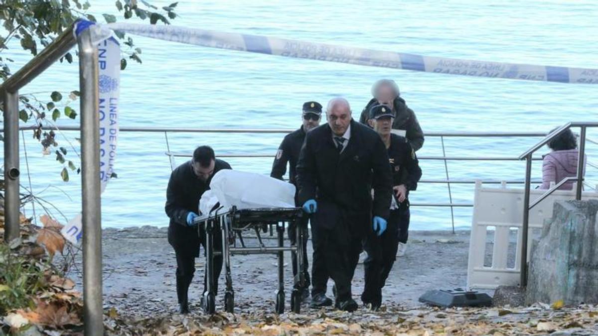 El cuerpo de la mujer, trasladado desde la playa de Alcabre donde fue hallado.