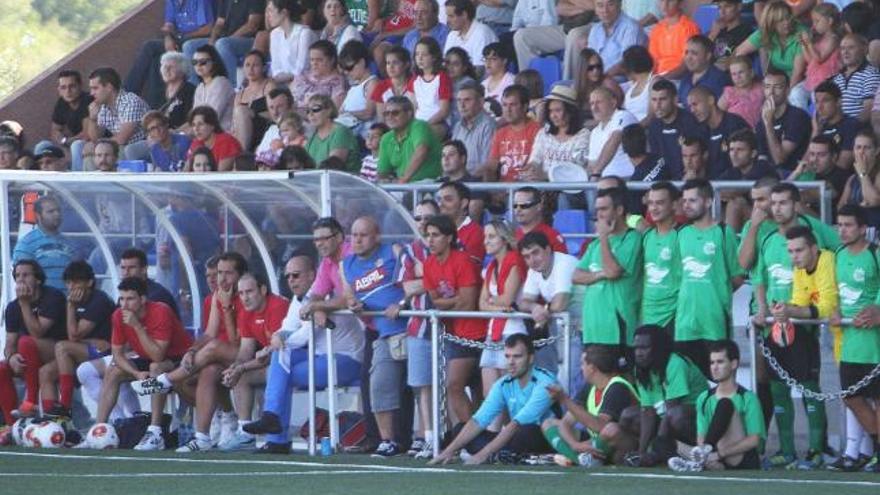 Los jugadores del Ourense se repartieron entre el banquillo y la grada del campo de A Moreira, en Muíños. // Iñaki Osorio