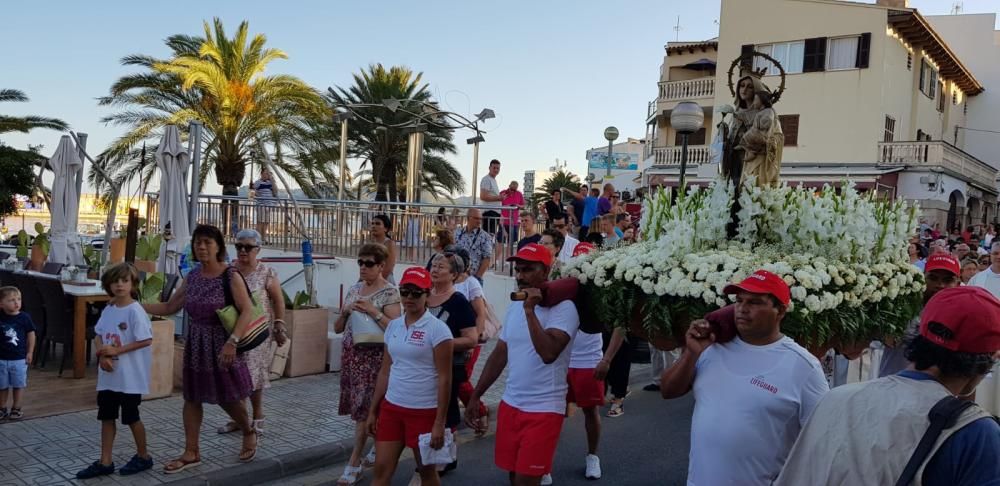 La gente de la mar pasea a su patrona