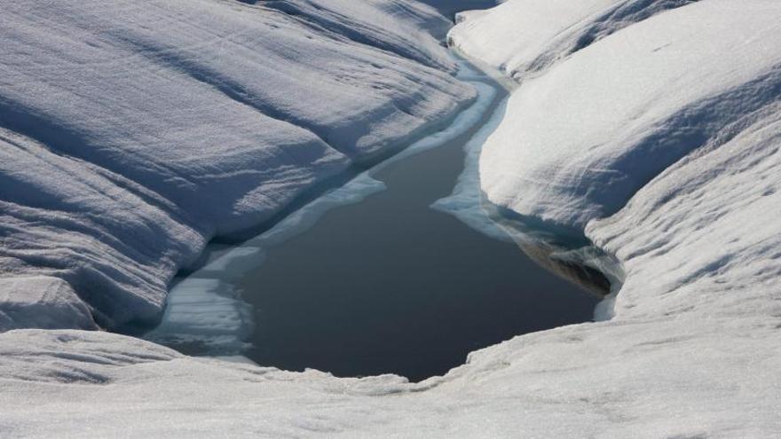 Un lago de hielo derretido en Groenlandia.