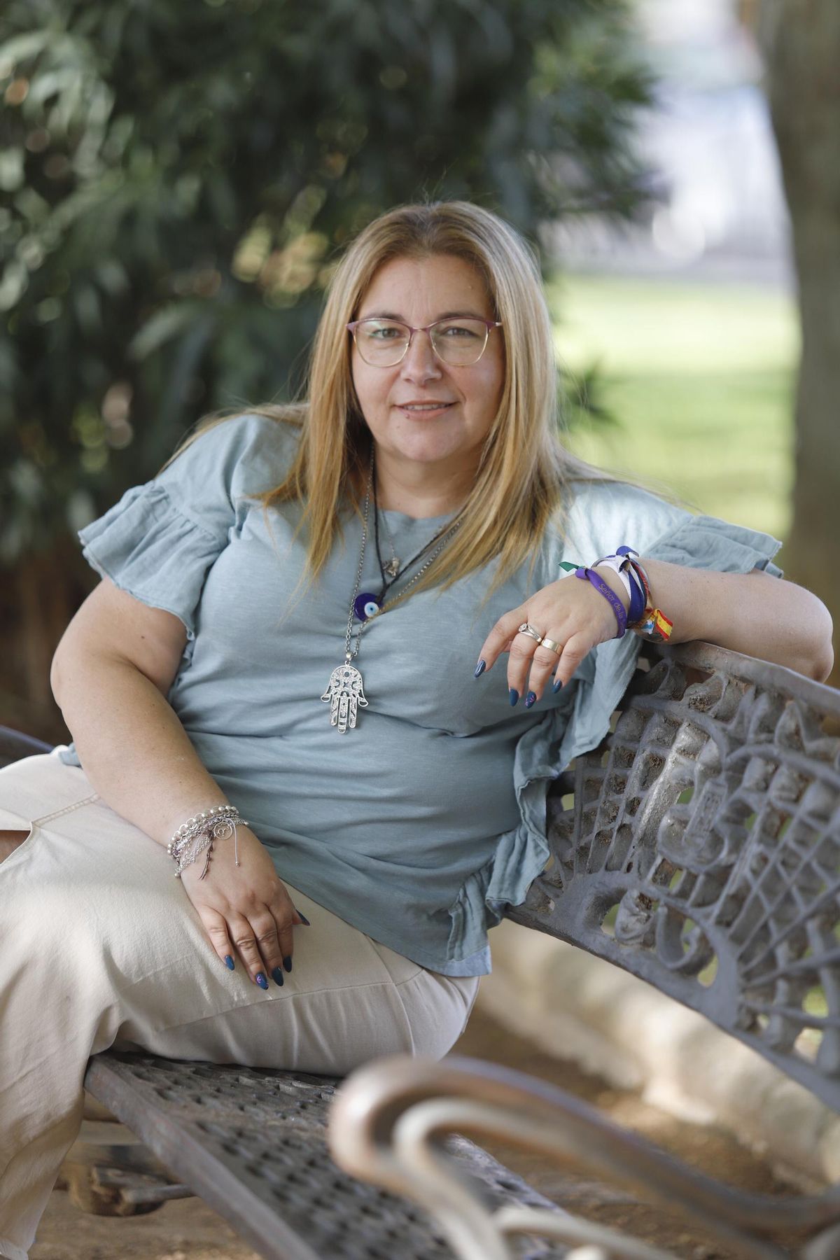 La nueva presidenta de la Federación Al-Zahara, en un parque de Alcolea.