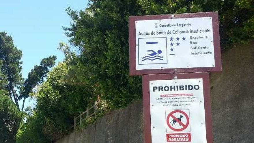 Cartel en los extremos que aconseja no bañarse.