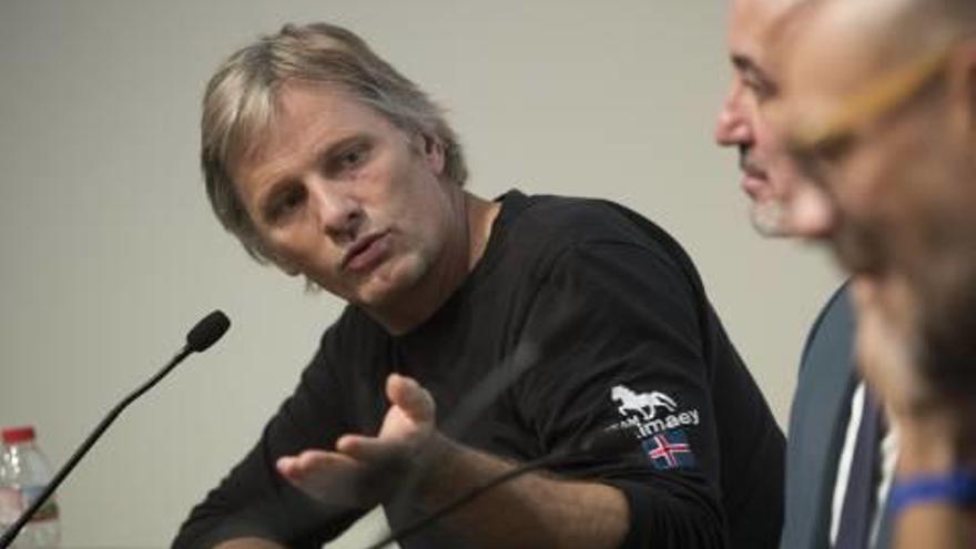 Viggo Mortensen, entre la poesía y el fútbol