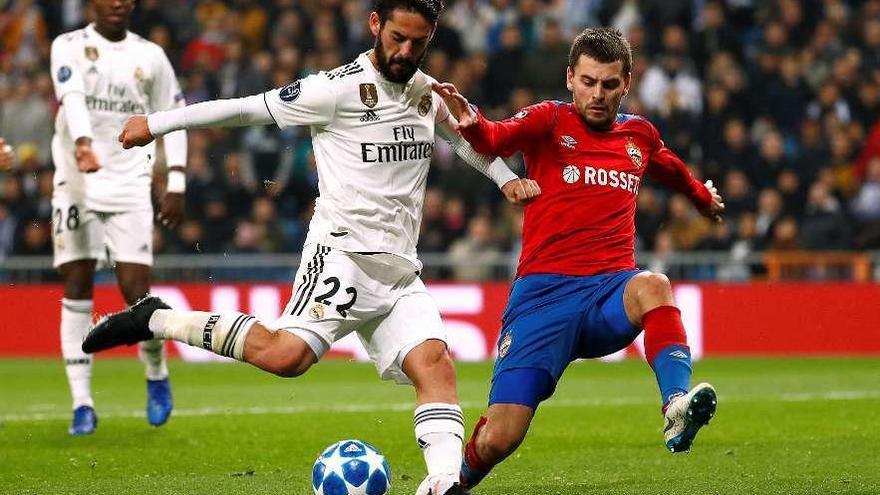 Isco intenta disparar pese a la oposición d Shchennikov en el Real Madrid-CSKA. // Juan Medina