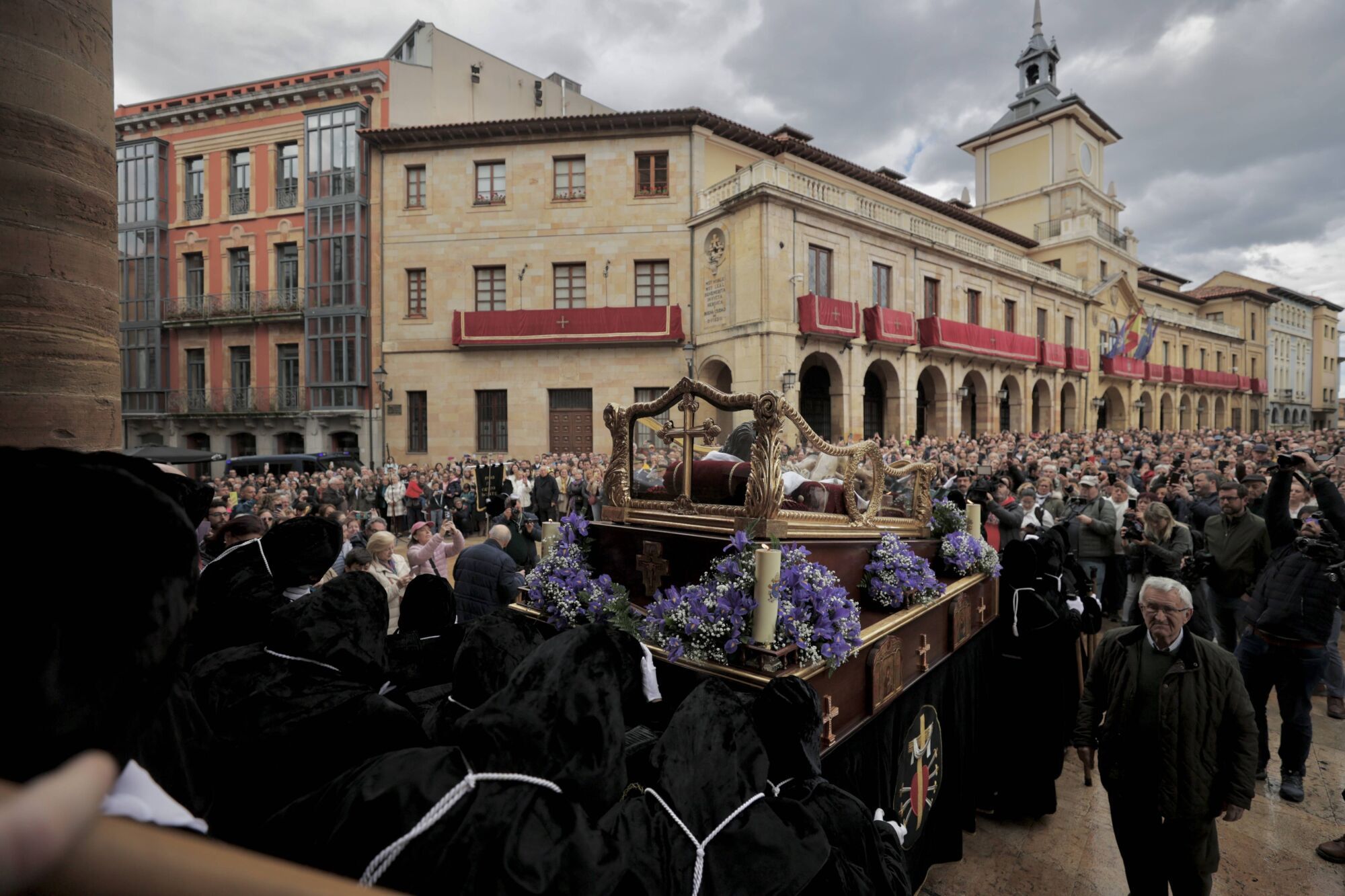 EN IMÁGENES; Procesión del Viernes Santo en Oviedo