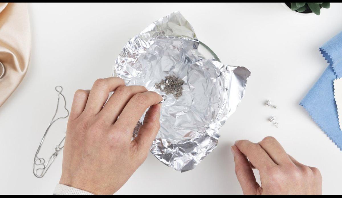 Si tienes objetos de plata que han perdido su brillo, el papel de aluminio puede devolvérselo.