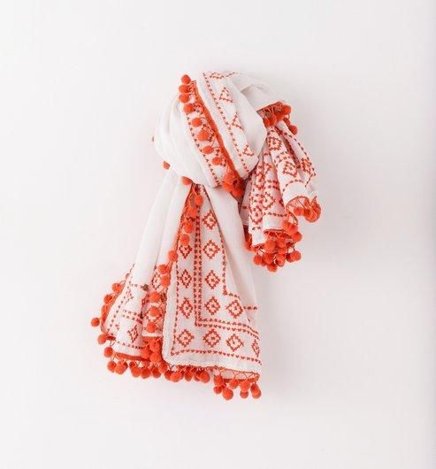Tendencia bordados: pañuelo folk