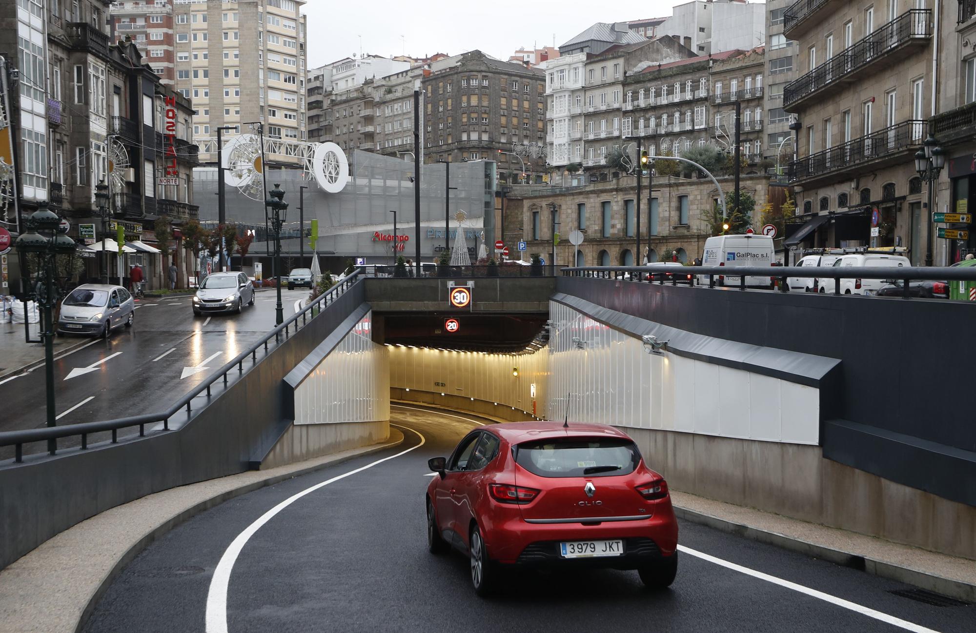 Los primeros coches cruzan el túnel de Lepanto